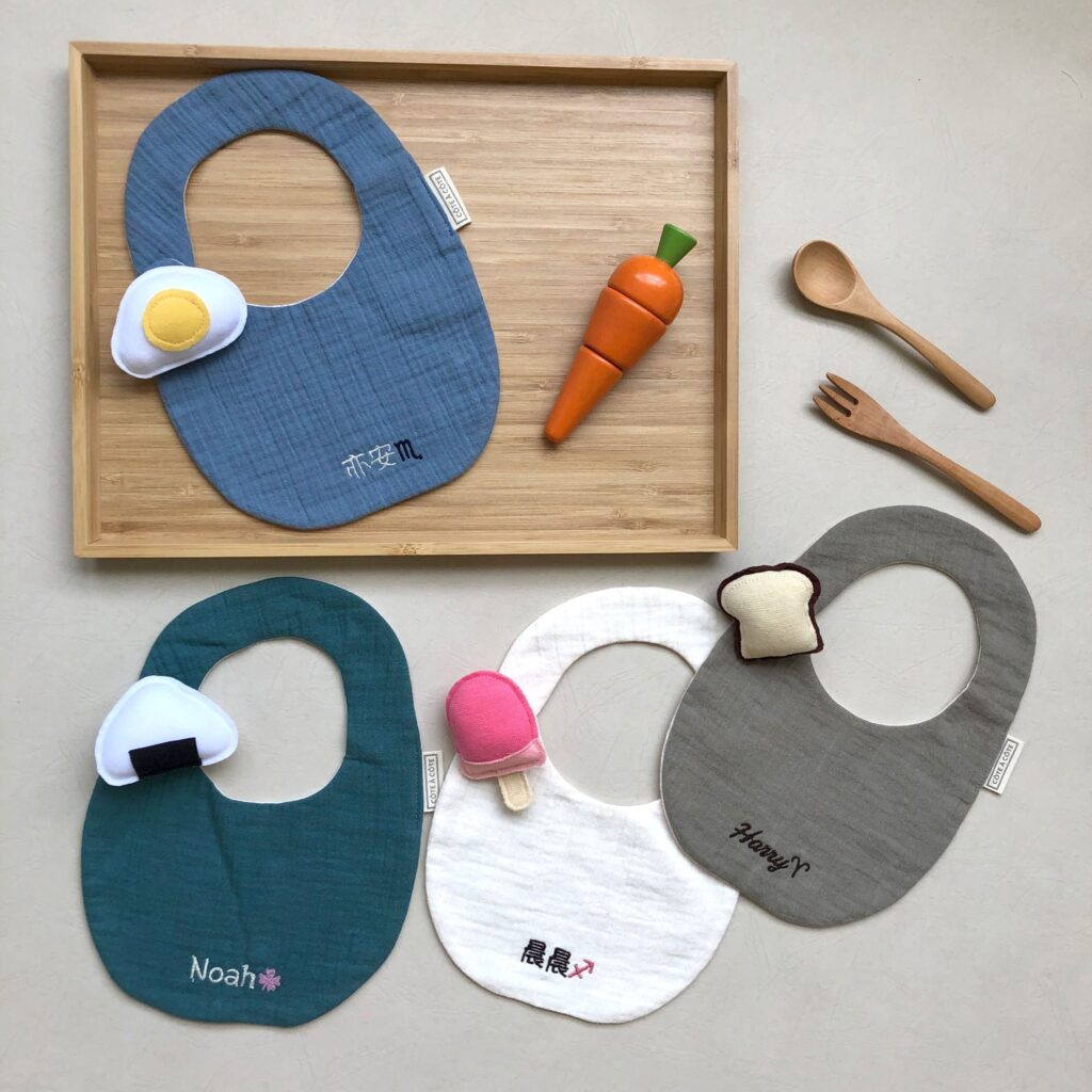 【刺繡カスタマイズ】子供っぽくてキュートなフードスタイリング、天然染めのダブルコットン唾液タオル スタイ よだれかけ
