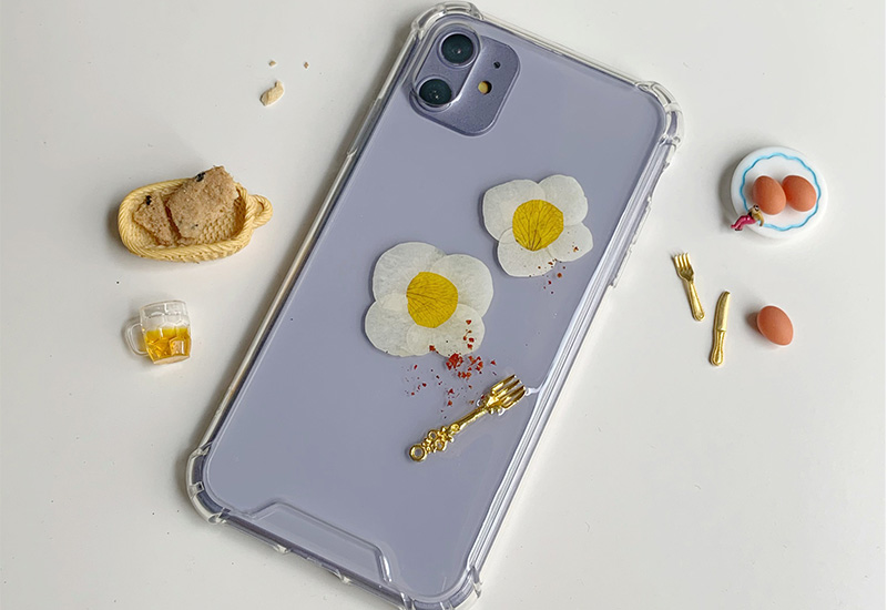 押し花の目玉焼きスマホケース