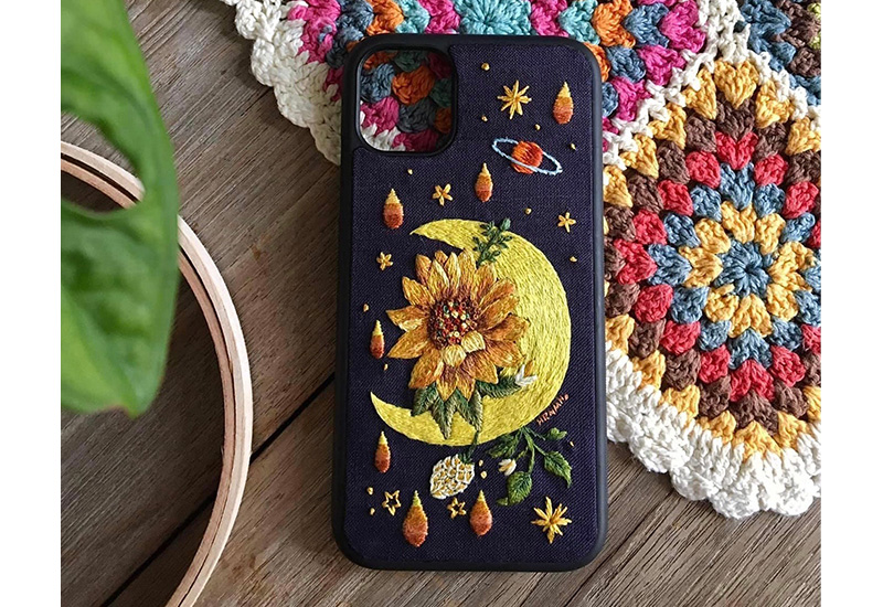 ひまわりと月の刺繍スマホケース