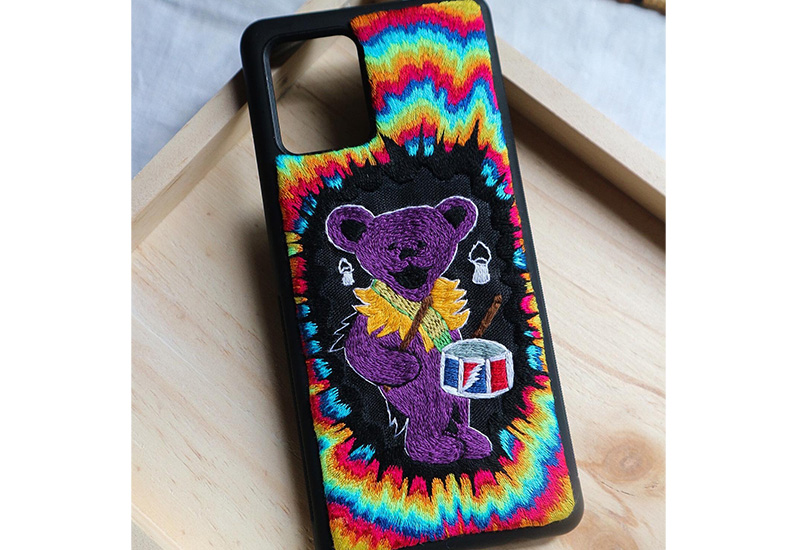 サイケデリックな色合いの刺繍スマホケース