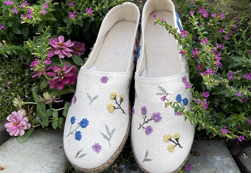 春夏コーデ 花刺繍 スリッポン