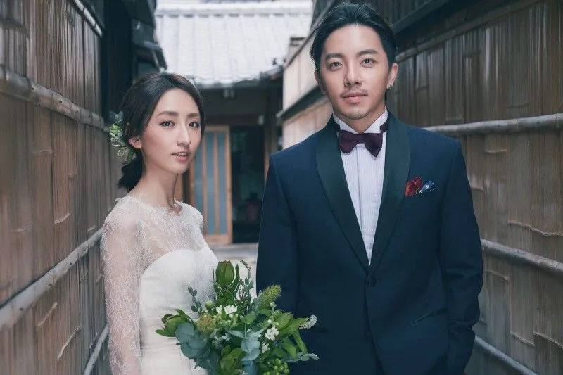 另外柯佳嬿亦穿上輕婚紗與腦公坤達遠赴京都拍攝婚照。