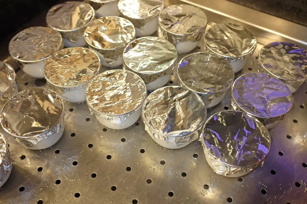 鋪上錫箔紙可以讓茶碗蒸表面更平整