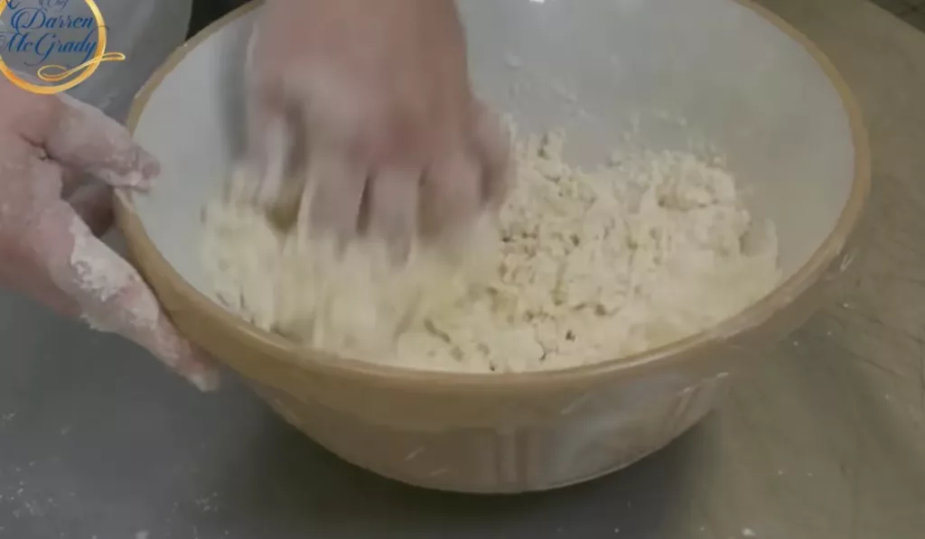 使用鐵匙將乾濕材料混合,不要過份混合