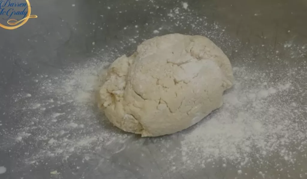 於枱面灑少量麵粉