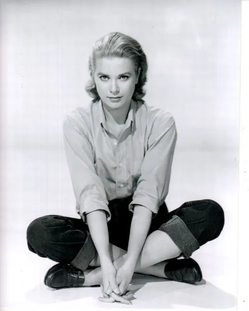 古典貴族風必數 Grace Kelly 的經典優雅造型,恤衫、 Roll 腳牛仔褲配樂福鞋,至今仍是不敗經典配搭。
