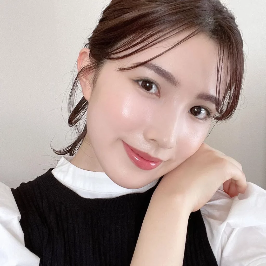 暖甜讓人心動的粉紅唇膏顏色,令整體妝容看來更具親和力。(IG:@aoihamada)