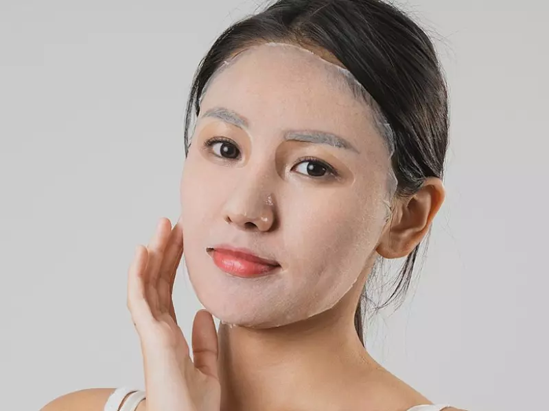 女子敷片狀清潔面膜