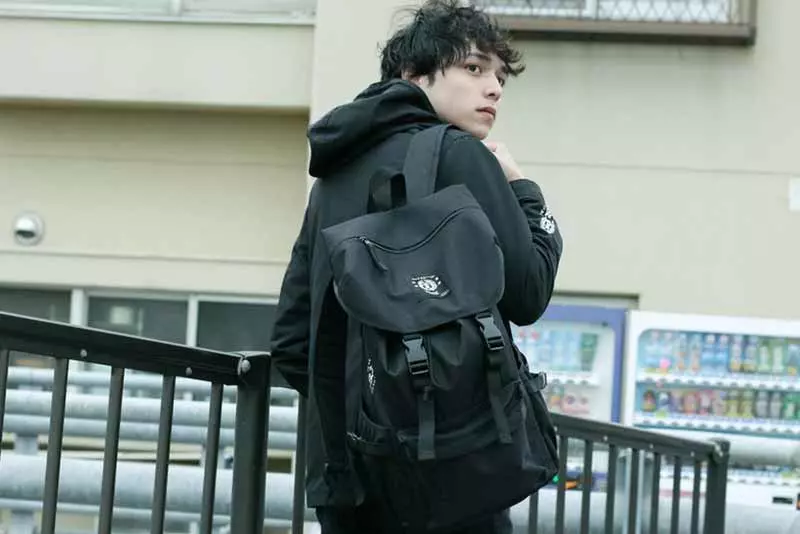 男士出街大容量背囊推介