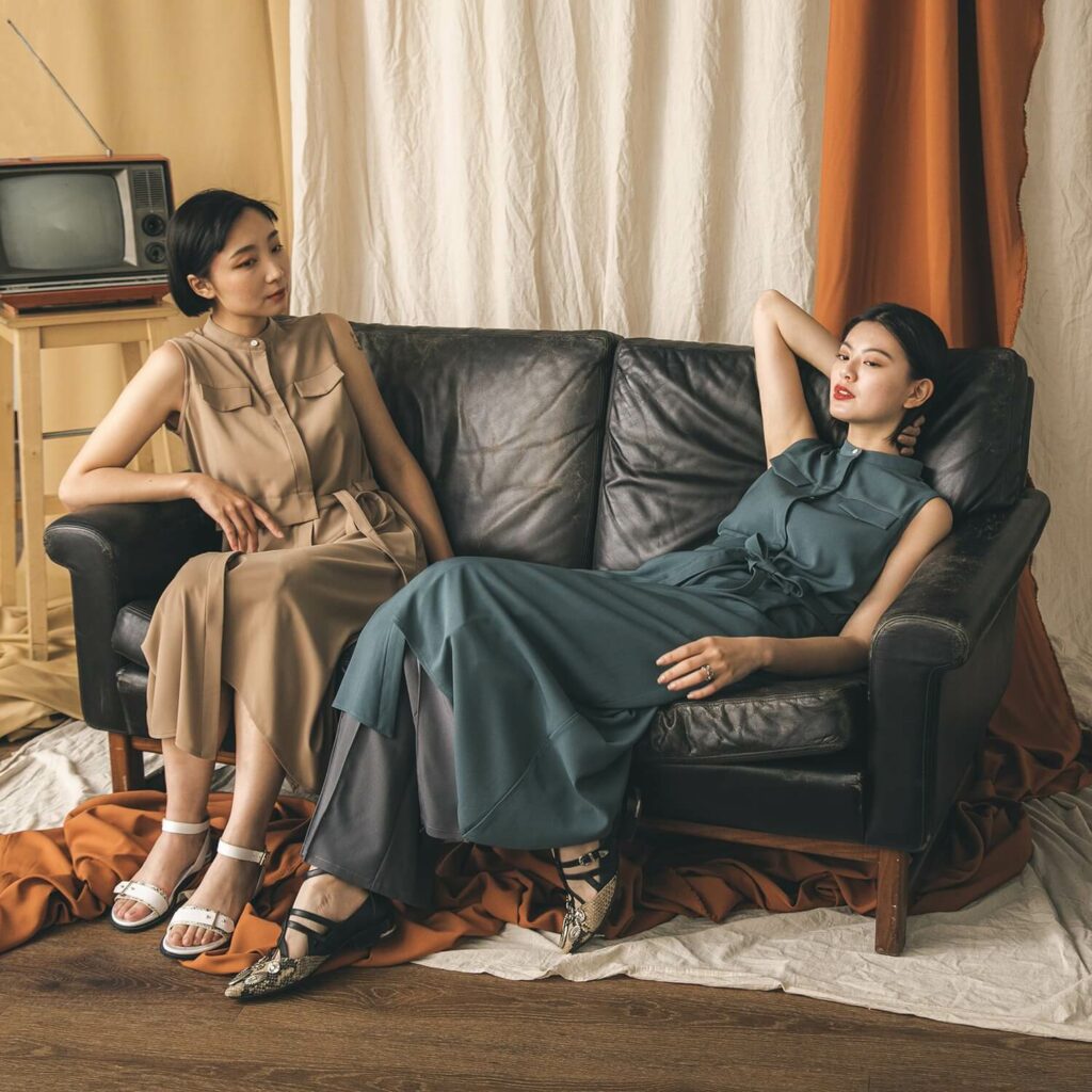 女生婚禮穿搭:簡約素色洋裝