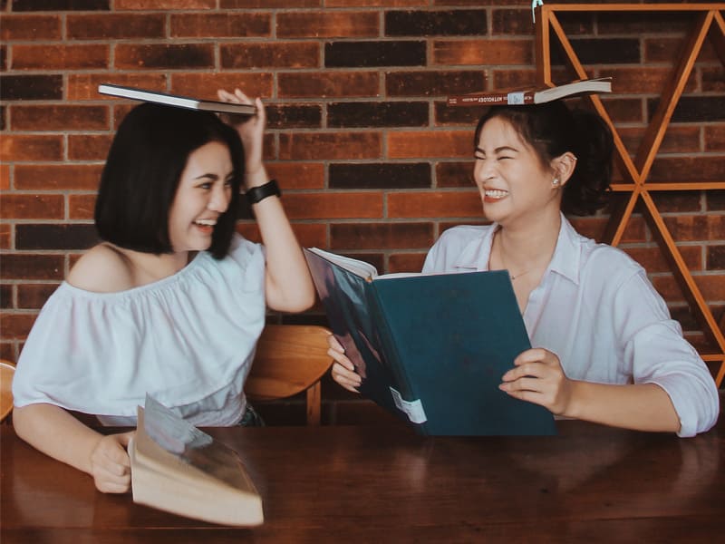 兩個女生面對面聊天打鬧