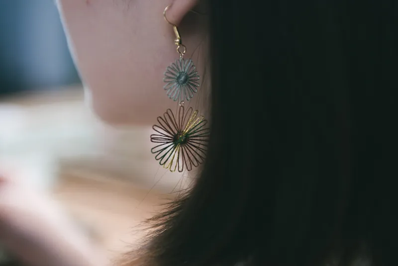 參加花藝體驗的女孩,佩戴著來自 風花 fuuka. 的刺繡耳環。