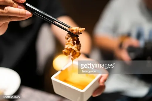 壽喜燒牛肉片沾生蛋吃