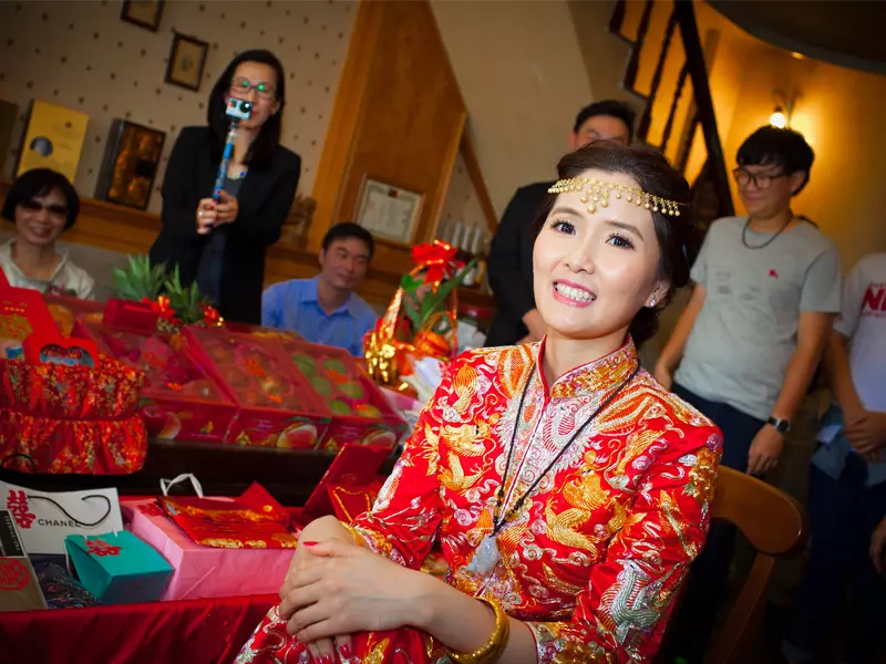 新娘坐高椅踩圓凳的訂婚流程