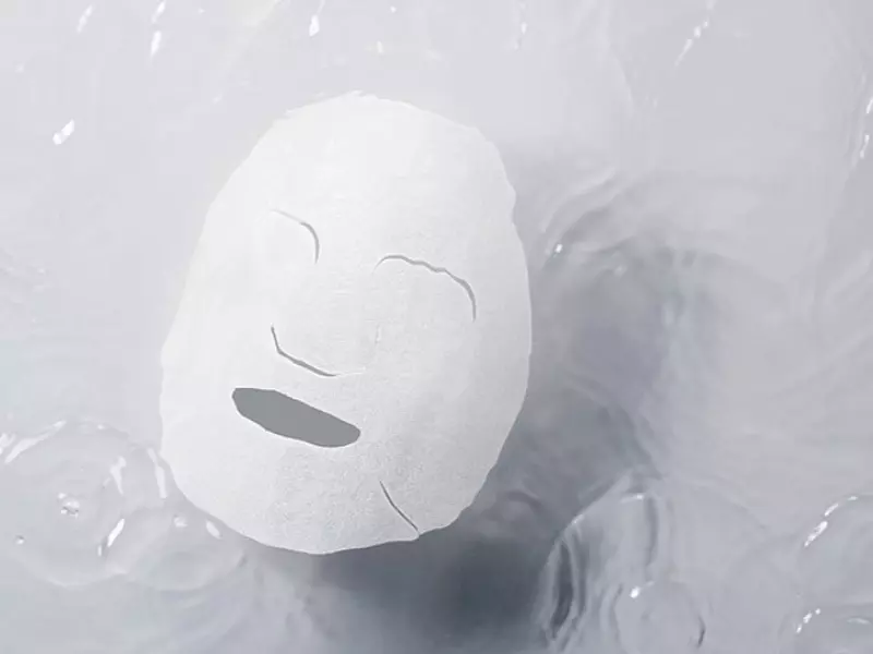 片狀面膜漂浮在水上