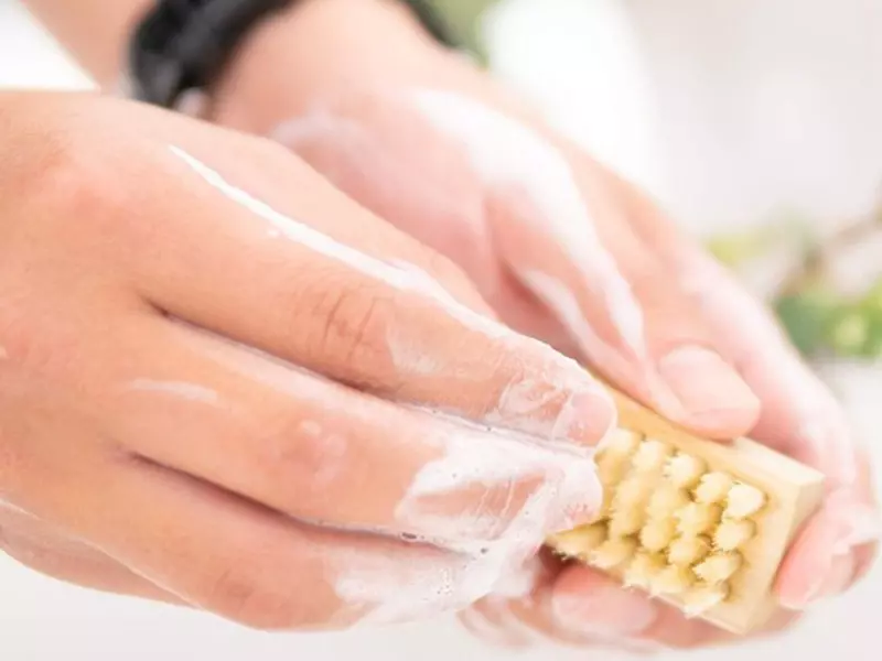 使用指甲刷清洗指甲